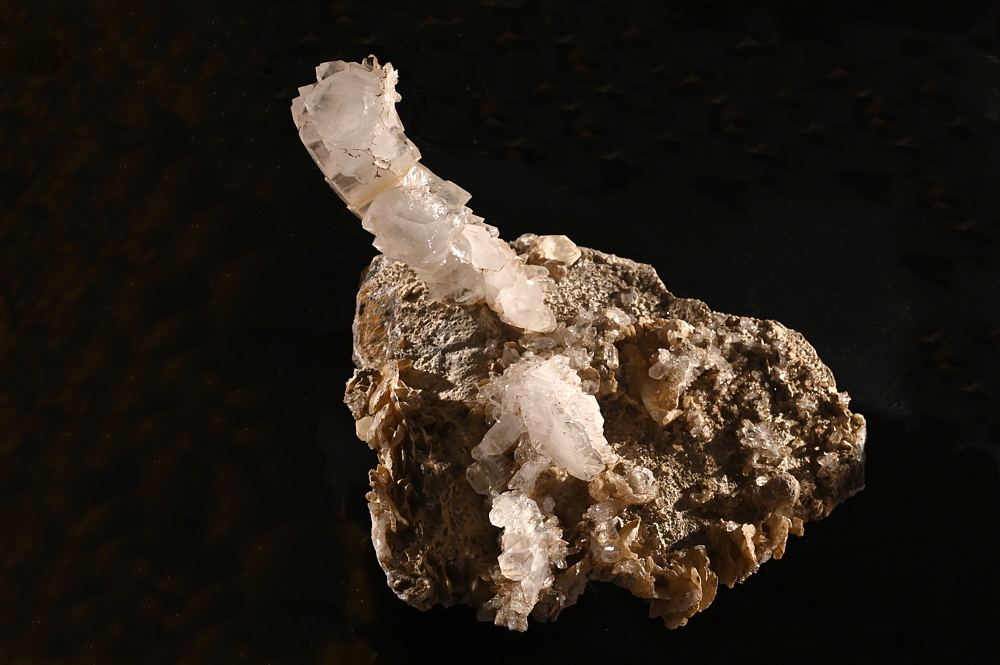 Fadenquarz-Gruppe mit Calcit H: 10 cm, F: Scalottas, GR| (Kristall-Kabinett Krähenbühl)