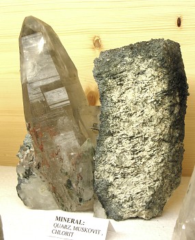 Quarz auf Feldspat| H: 20cm; Fundort: Böckstein; Finder: Erwin Scheider, Walter Pfeffer 