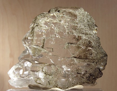 Helles Quarz-Gwindel mit wenig Chlorit| B: 8cm; Fundort: Grieswiesmähder, Rauris; Finder: J.Manni Kolb, F. Lux (historischer Fund) 