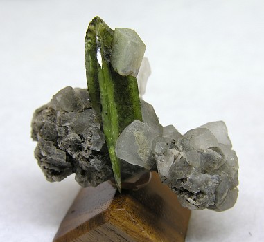 Grüner Titanit, Calcit, Adular| LK: 3.5cm; Fundort: Felbertal; Finder: Herbert Vorreiter 
