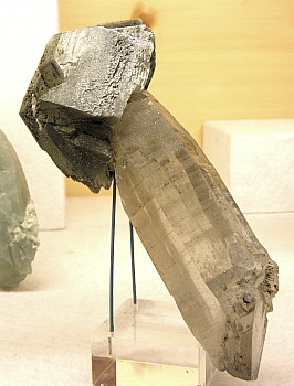 Adular auf Quarzspitze| H: 11cm; Fundort: Gastein; Finder: Stephan Weghofer 