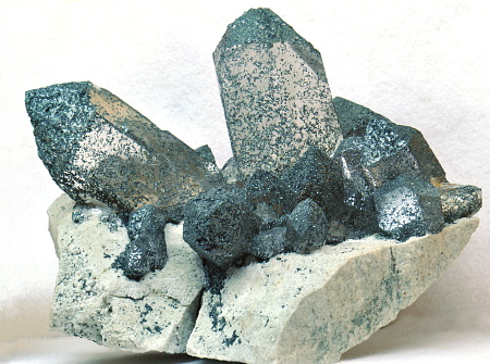 Quarzgruppe mit etwas Chlorit| B: 20 cm; Fundort: Erlbach, Ammertal; Finder: Hans Pleikner sen. 
