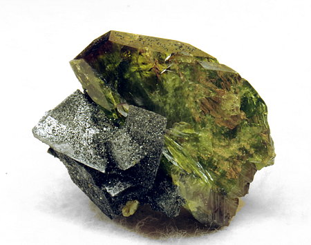 Grüner Sphen mit chloritisiertem Adular| B: 4 cm; F: Graukogel, Habachtal (2000); Finder: Andreas Steiner, Heinz Kirchtag und Reinhard Heim