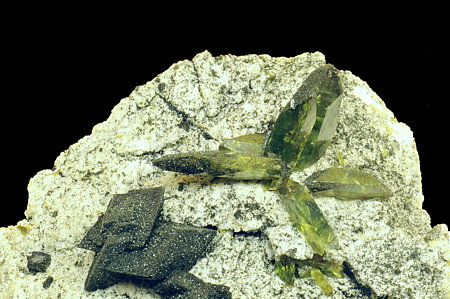 Grüne Sphene und Adular auf Matrix| BB: 9 cm; F: Graukogel, Habachtal (2000); Finder: Andreas Steiner, Heinz Kirchtag und Reinhard Heim