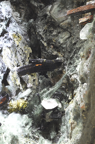 Epidote aus der nachgebauten Kluft| BB: 20 cm; F: Knappenwand, Untersulzbachtal; Finder: Andreas Steiner