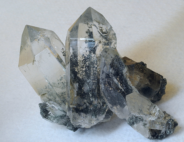 Klare Bergkristallgruppe| mit Chloriteinschluss B: 12 cm; F: Arzbach, Felbertal; Finder: Hans Pleikner
