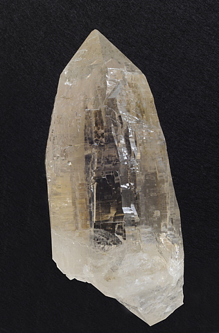 Klare Kristallspitze im Tessinerhabitus| H: 12 cm; F: Rauris; Finder: Herbert Grabmayer