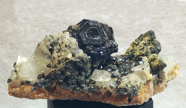 Pyrit mit Calcit| B: 8 cm; F: Rauris; Finder: Erwin Oberlechner