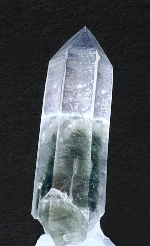 Quarz mit Aktinoliteinschluss| H: 6 cm; F: Stubachtal; Finder: Sepp Papp