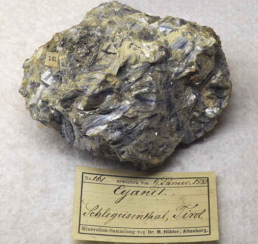 Cyanit (Historische Stufe)| gefunden von Georg Samer, vulgo Josele; B: 8 cm; F: Schlegeisenthal, Tirol; Sammlung: Walter Ungerank