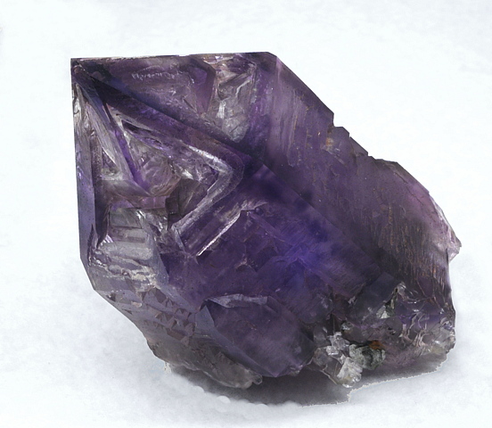 Tiefblauer Amethystkristall mit Fensterbildung| H: 6 cm; F: Mörchnerkar, Zillertal, Tirol; Sammlung: Gebrüder Anton und Rudi Watzl (www.watzlminerals.com)