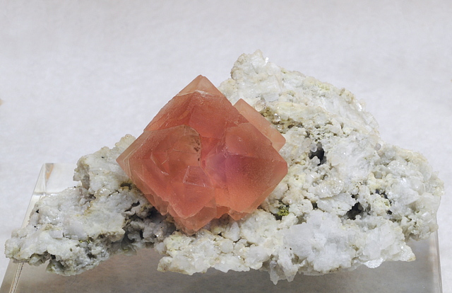 Rosafluorit| BK: 2 cm; F: Göschenen, Uri, Schweiz; Sammlung: Gebrüder Anton und Rudi Watzl (www.watzlminerals.com)