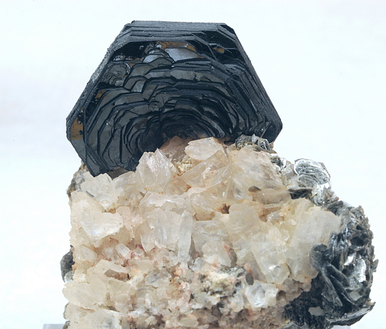 Eisenrose mit Adular und Muskovit| H: 7 cm; F: Mörchnerkar, Zillertal, Tirol; Finder und Sammlung: Gebrüder Anton und Rudi Watzl (www.watzlminerals.com)