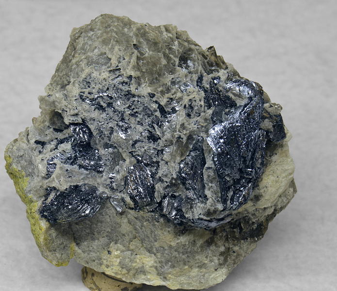 Molybdänit mit unbekanntem Mineral in Quarz| B: 8cm, F: Wildgerlostal; Finder: Kurt Nowak. 
