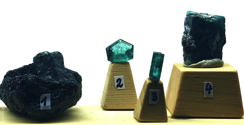 Smaragde| 1. in Aktinolith, 2. facetiert 3.91 kT, 3. Einzelkristall, 4. Einzelkristall 40 kT; BB: ca. 10cm, F: Sedl, Habachtal; Finder: Kurt Nowak 