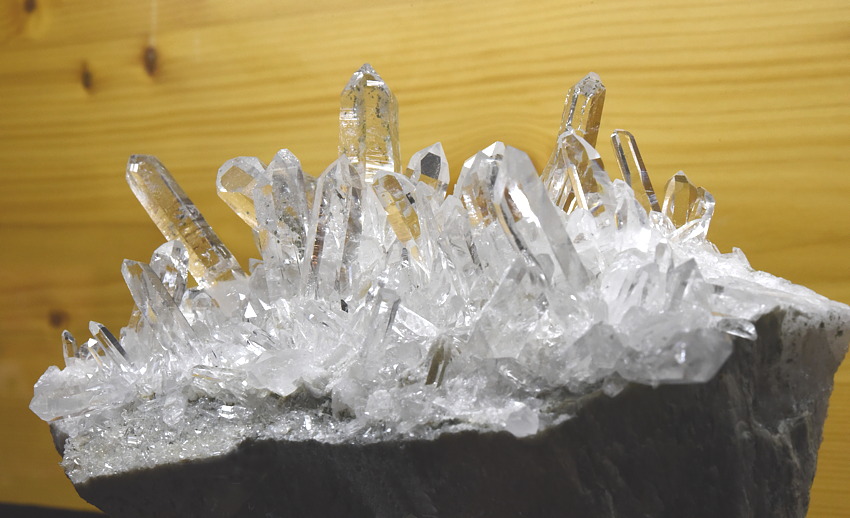 Klare Bergkristalle auf Matrix| B: 12 cm; F: Scheissgraben, Habachtal; Finder: Franz Millgramer, Herbert Vorreiter, Ferdinand Kaltenhauser