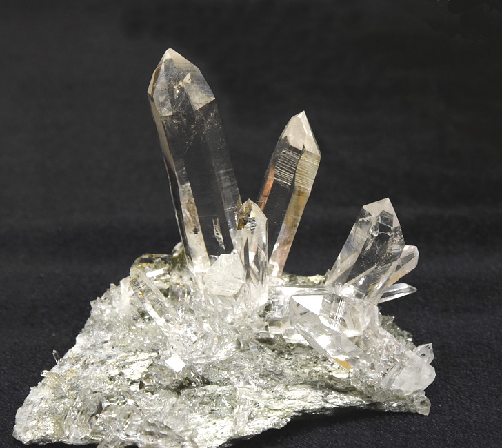 Kleines Bergkristallgrüppchen| H: 5 cm; F: Scheissgraben, Habachtal; Finder: Franz Millgramer, Herbert Vorreiter, Ferdinand Kaltenhauser
