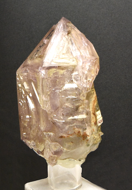 Zepteramethyst gefenstert| H: 8 cm; F: Saurüssel, Zillertal; Sammler: Erika und Rudolf Planitzer; Fund 1976