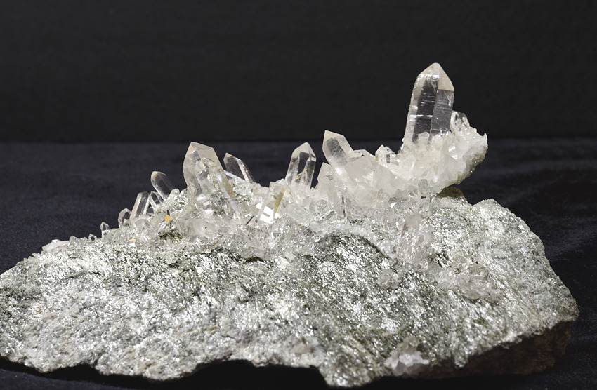Klare Bergkristallgruppe auf glänzendem Schiefer| B: 14 cm; F: Scheissgraben, Habachtal; Finder: Franz Millgramer, Herbert Vorreiter, Ferdinand Kaltenhauser