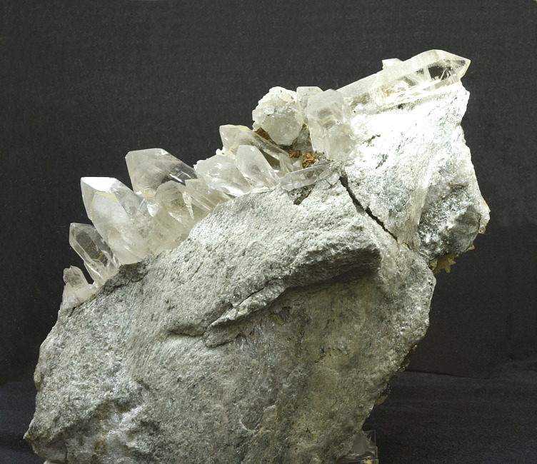 Bergkristallgruppe auf Schiefer| B: 18 cm; F: Scheissgraben, Habachtal; Finder: Franz Millgramer, Herbert Vorreiter, Ferdinand Kaltenhauser