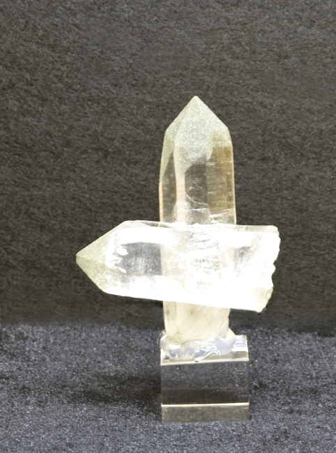 Bergkristallkreuz mit wenig Chlorit| H: 5 cm; F: Scheissgraben, Habachtal; Finder: Franz Millgramer, Herbert Vorreiter, Ferdinand Kaltenhauser