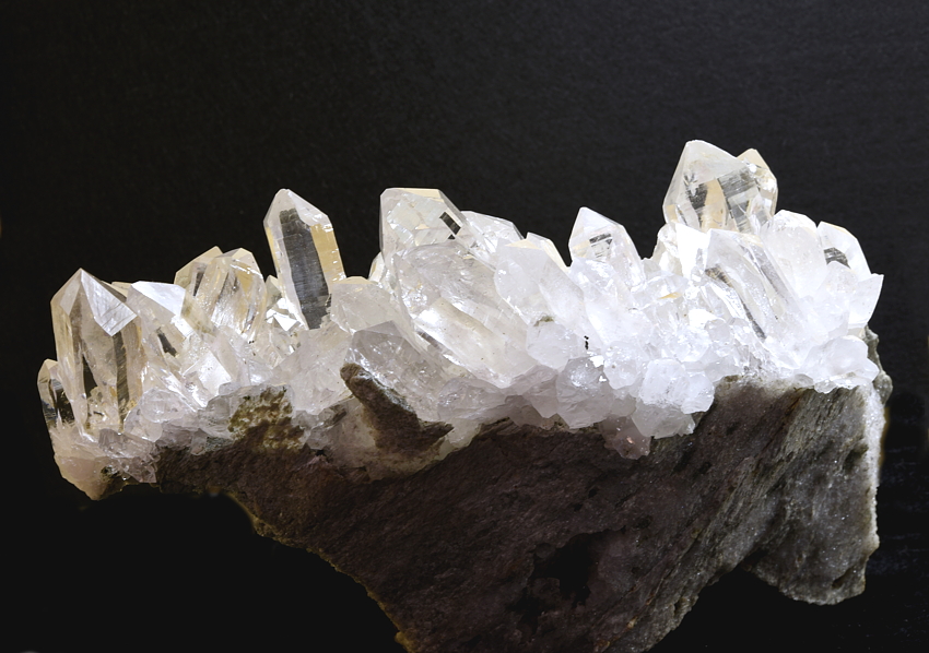 Klare Bergkristallgruppe auf Matrix| B: 14 cm; F: Scheissgraben, Habachtal; Finder: Franz Millgramer, Herbert Vorreiter, Ferdinand Kaltenhauser