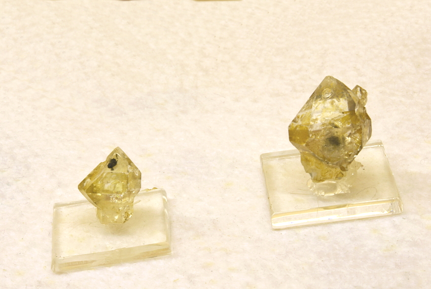 Kleine Zepterquarze mit Pyrit und Libelle| H: 1 cm; F: Rauris; Finder: Egon Stöckl