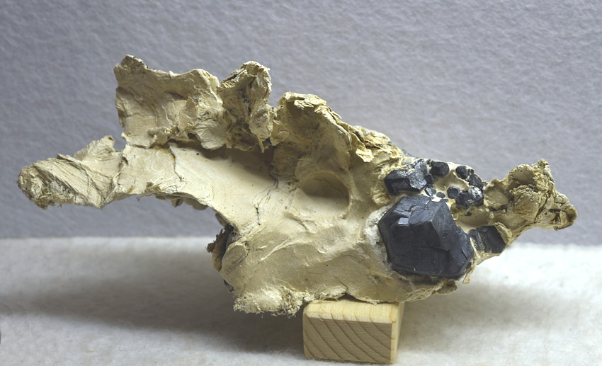Magneit in Bergleder| H: 10 cm; F: Stubachtal; Finder: Erwin Burgsteiner