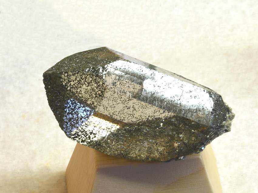 klarer Bergkristall mit etwas Chlorit| B: 7 cm; F: hinterstes Habachtal; Finder: Kurt Nowak