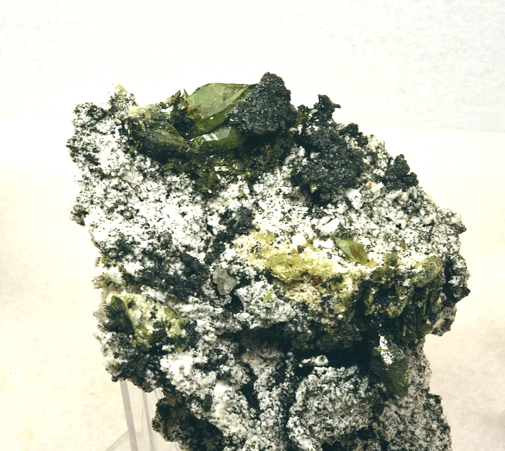 Titanit mit Albit und Chlorit| B: 10 cm; F: Ankogelgruppe, Kärnten; Finder: Andreas Mikl, 2016