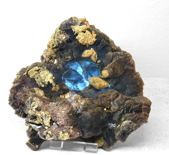 Blauer Fluorit in Matrix| (Durchlicht) H: 22 cm; F: Weisseck, Salzburg; Finder: Reinhold Bacher und Hans Leitner