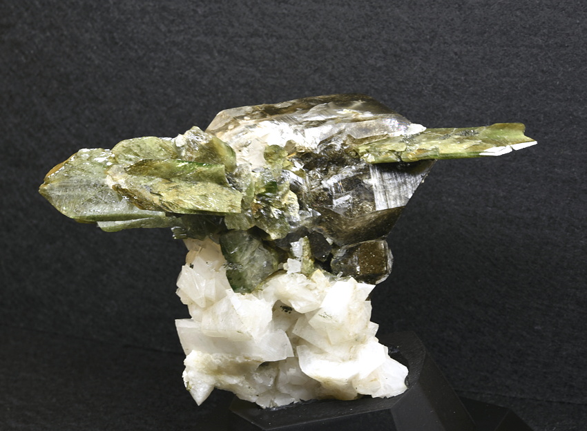 Titanit auf Quarz und Adular| B: 10 cm; F: Felbertal, Salzburg; Sammler: Wolfgang Vötter