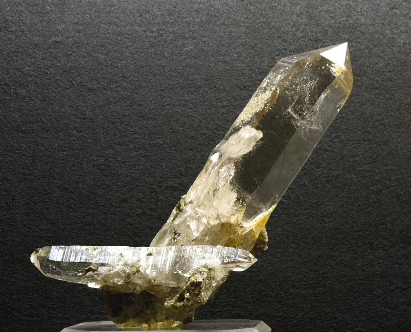 Bergkristall und Adular| B: 12 cm; F: Obersulzbachtal, Salzburg; Sammler: Wolfgang Vötter