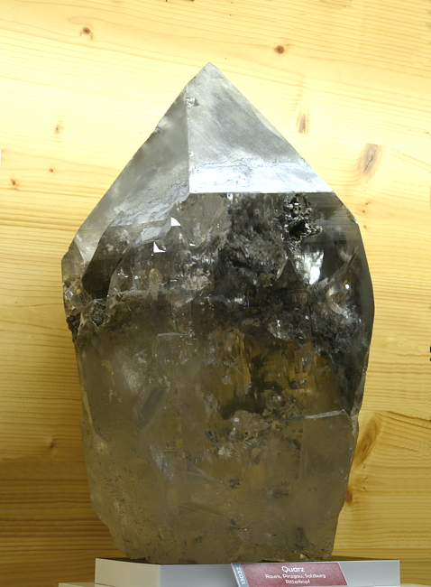 Grosser Quarzkristall mit Einschlüssen| H: 40 cm; F: Ritterkopf, Rauris, Salzburg; Sammlung: Erzabtei St. Peter, Salzburg (#13022)