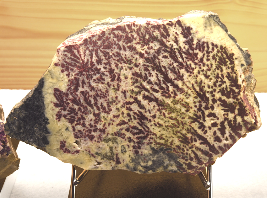 Dendritenförmiger Cinnabarit| (teils pseudomorph zu Markasit) B: 20 cm; F: Magnesit Bergbau Inschlagalm, Leogang, Salzburg; Sammlung: Erzabtei St. Peter, Salzburg (#10999)