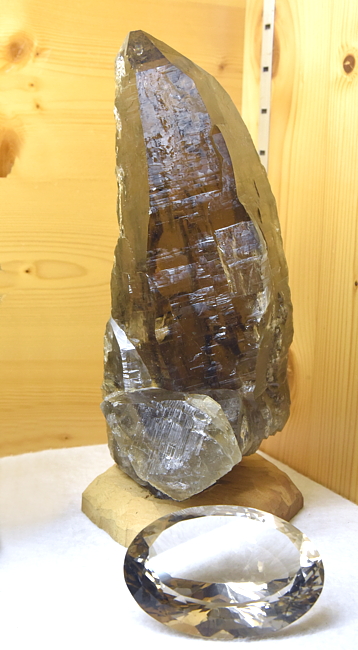 Rauchquarzspitze und facettierter Rauchquarz| H: 18 cm; F: Grieskogel; Sammlung: SAMMLUNG