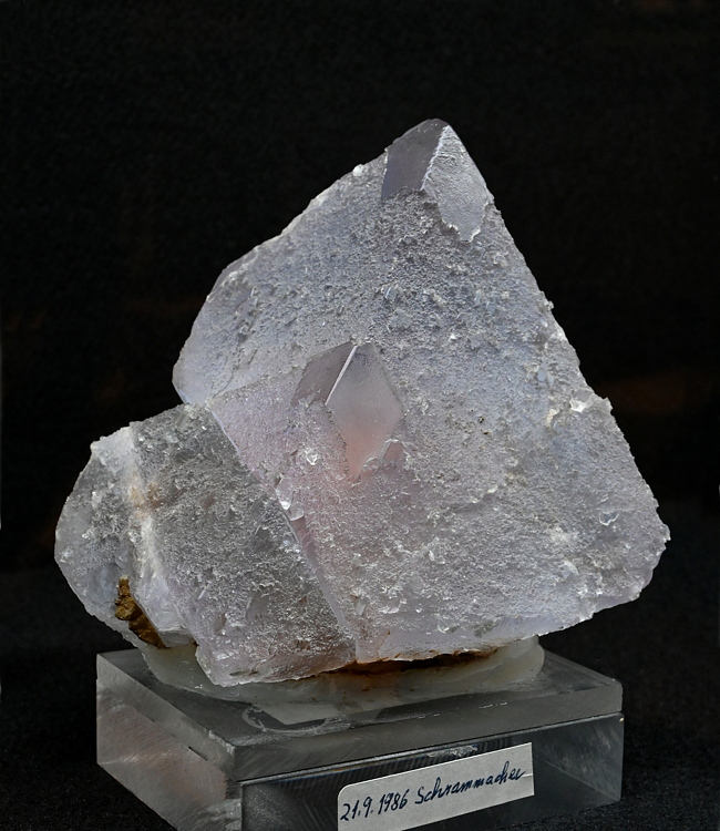 gräulichblauer Fluorit mit rosa Kern | B:6 cm; F: Schrammacher, 1986; Finder: Vinzenz Eller