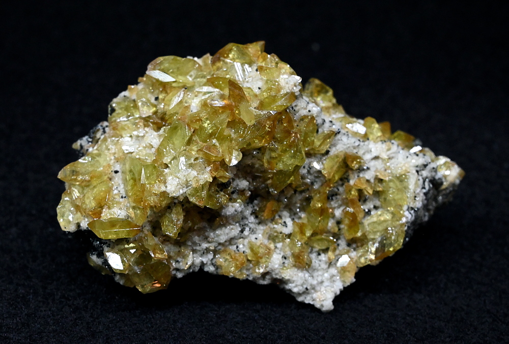 goldgelbe Sphene| B:3 cm; F: Felbertal; Finder: Hannes und Gerhard Hofer