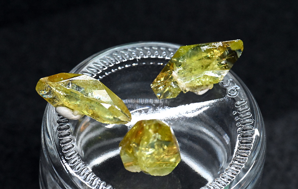 3 Titanite| B: max 1,5 cm; F: Obersulzbachtal; Finder: Kurt Nowak