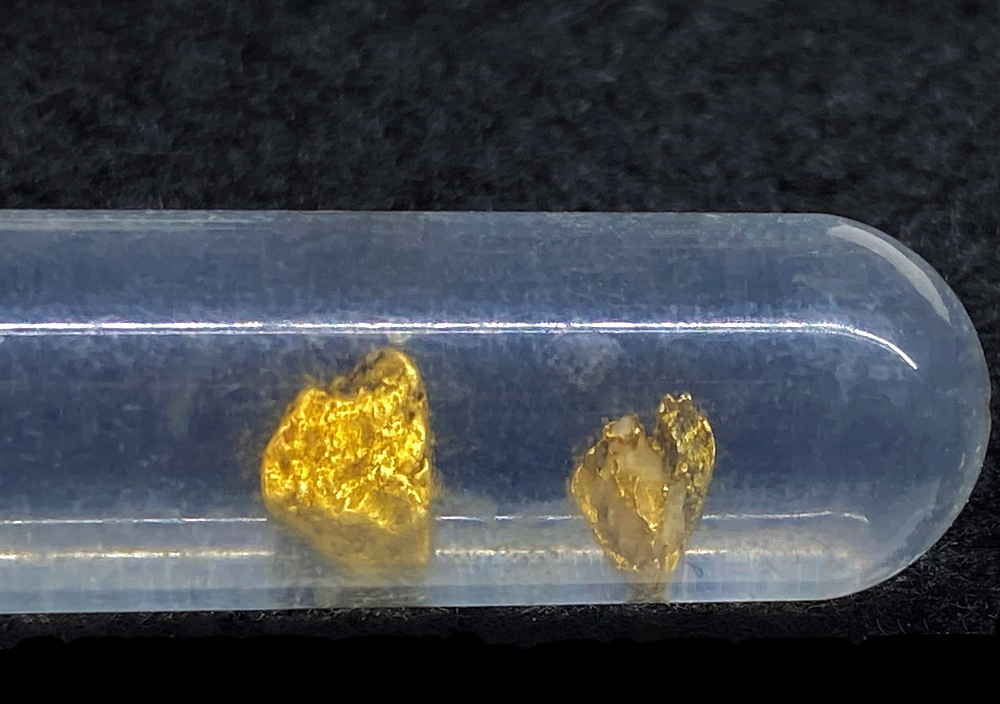 Waschgold| Körner-5-mm, Fundort: Rauris; Sammlung: Klaus Pirchner & Christian Eisenböck