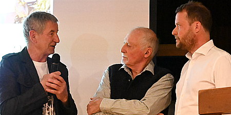 Erwin Burgsteiner spricht mit Hannes und Christoph Keilmann