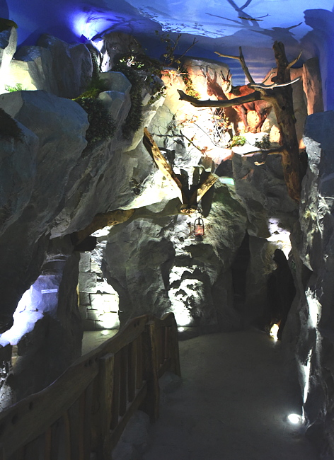 Im Eingangsbereich | führt ein stollenartiger Weg hinab in das Felsensystem mit den 'Schauklüften' (D75_1537x.jpg)