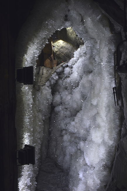 grosse Nadelquarzkluft vom San Giacomo, Val Bedretto, TI | Höhe: 250 cm; Tiefe: 300 cm; (D75_1575x.jpg)