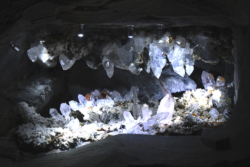 Kluft aus dem Val Canaria, TI | mit Zepterquarzen, Amethysten, Albit, Pyrit u.a.; BB: 120 cm; (D75_1629x.jpg)