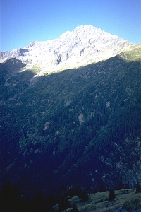 Der Bristenstock, Langsam erstrahlt der markante Berg im flach einfallenden Morgenlicht.