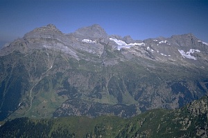 Windgälle., Unterhalb ist nun auch der Golzerensee als kleiner Fleck sichtbar geworden.