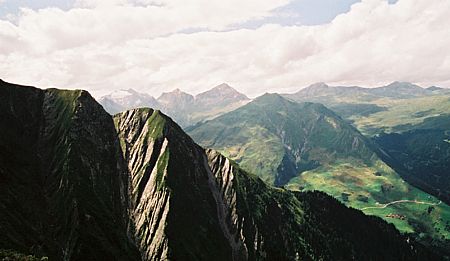 Steile Felsrunsen| und im Hintergrund der Piz Terri. Die schöne Aussicht entschädigt für den mühsamen Aufstieg. 