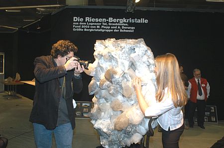 Grosses Aufsehen an der Mineralienbörse Hamburg| Was wird da wohl fotografiert?