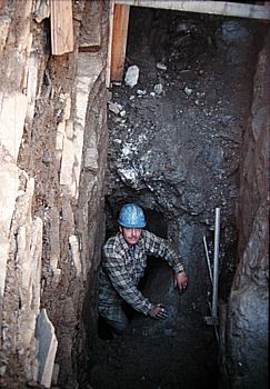 Michael Flepp in der Kluft.| Bereits wurden wieder einige Kubikmeter Material (Schutt, Lehm, Kristalle) aus der Kluft geschafft. 