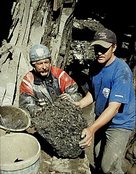 Zu zweit muss angepackt werden| bei diesen riesigen Stufen. Vorsichtig, um weder Kristalle noch Strahler zu verletzen, müssen die schweren Kristalle aus der Kluft geschleppt werden. 